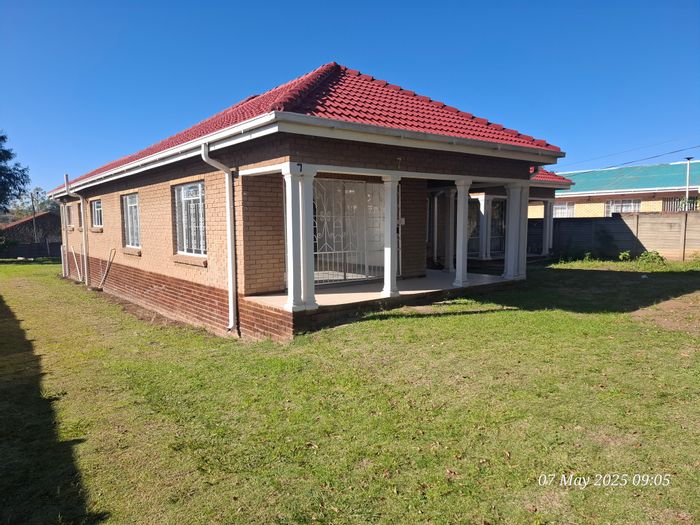 3-bedroom house in Lennoxton to rent, shared yard, pets considered.
