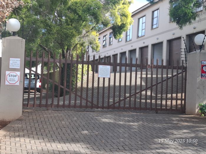 Sunnyridge Apartment For Sale: 3 beds, pool, braai area, secure complex.