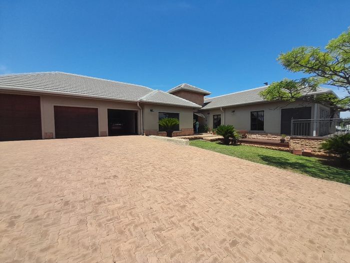 House for Sale in Bela Bela Central: 3 beds, jacuzzi, wildlife estate, security.