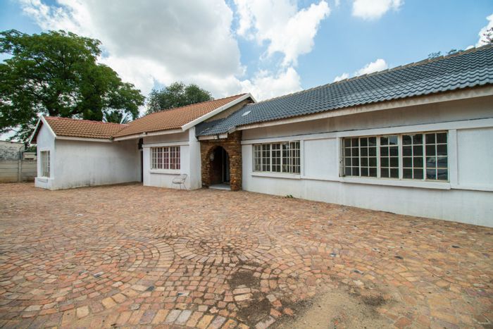 Rynfield House For Sale: 5 bedrooms, flatlet, large plot, rental income potential.