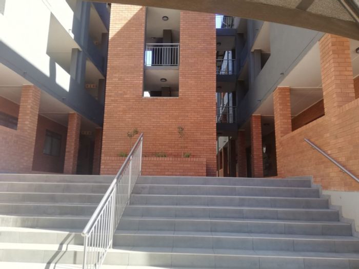 Bartlett Apartment For Sale: 3 beds, private garden, gym, pool, 24hr security.