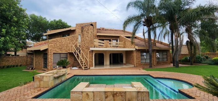 For Sale: House in Sunward Park with pool, bar, and spacious living areas.