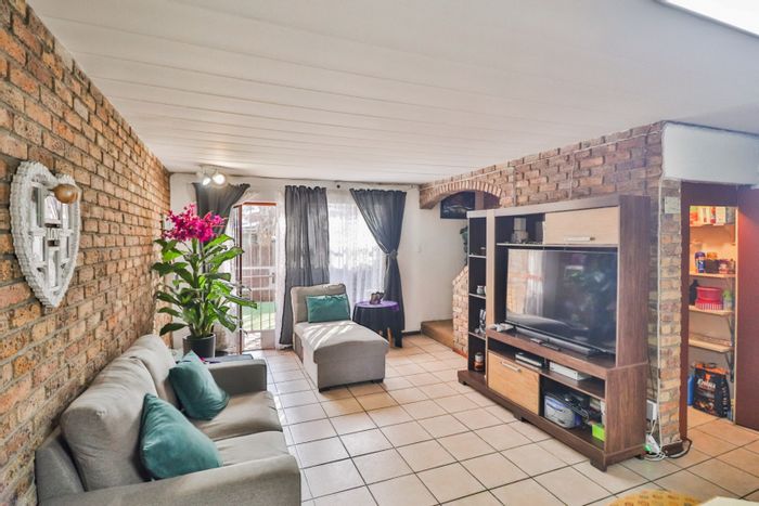 For Sale: Townhouse in Boksburg East with open-plan living, secure yard, and storage.