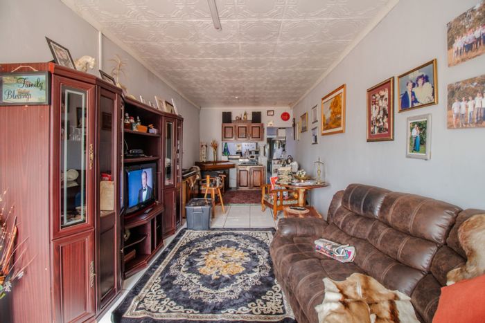 For Sale: House in Elspark with flatlet, spacious patio, and ample parking.