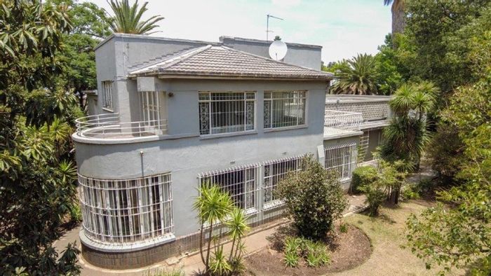 Spacious Webber house for sale with pool, garden, and ample parking.