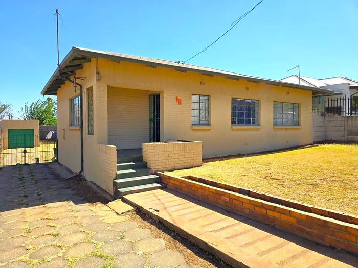 Homestead House For Sale: 3 Bedrooms, Pool, Large Yard, Lock-Up Garage.