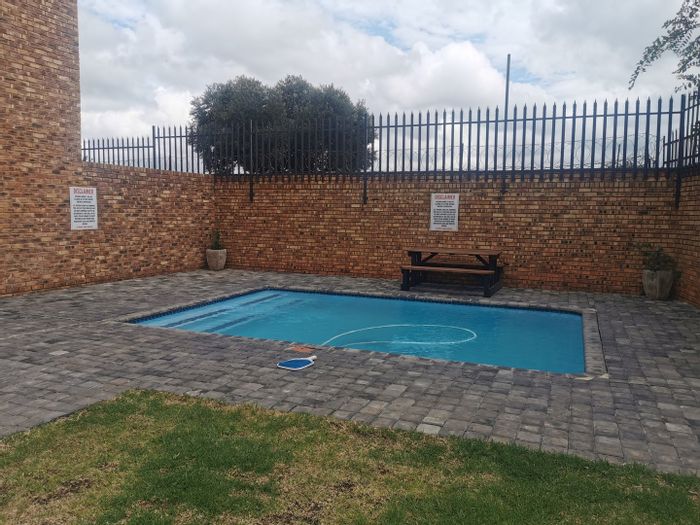 Witfield Apartment For Sale: 2 beds, open-plan living, built-in braai, gas amenities.