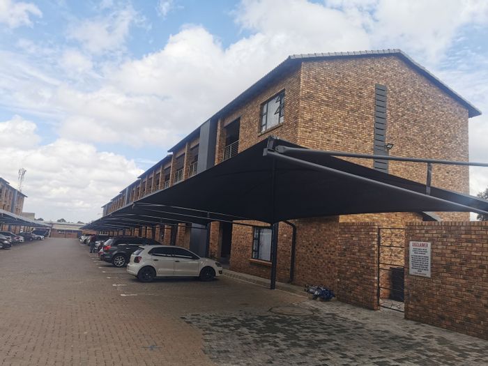 For Sale: Apartment in Witfield with open-plan living, built-in braai, and prepaid utilities.
