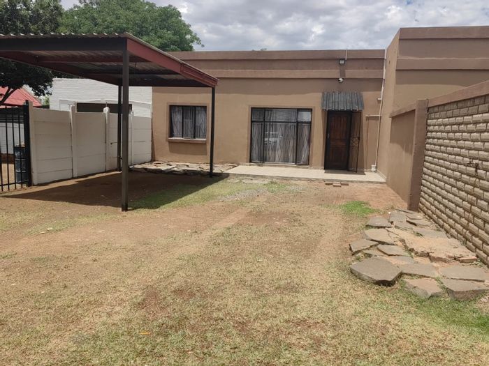 2-Bedroom Townhouse To Rent in Estoire with Wi-Fi, parking, and utilities included.