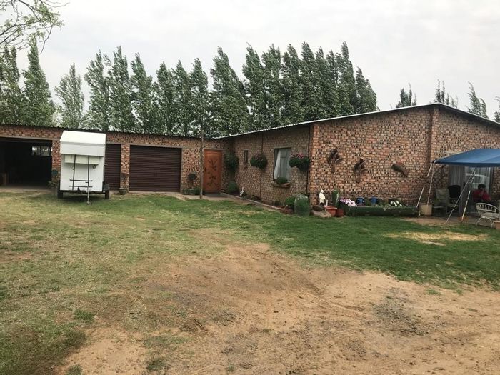 For Sale: House in Maselspoort with communal river access, flatlet, and no transfer costs.