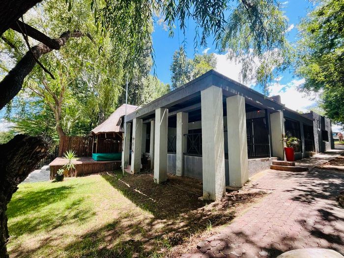 For Sale: House in Maselspoort with river access, Jacuzzi, and low levies.