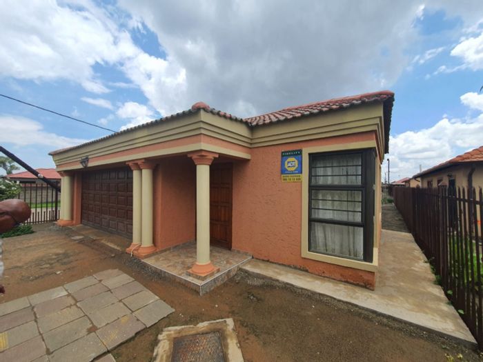 Heidedal House For Sale: 3 Bedrooms, double garage, fenced yard, spacious layout.