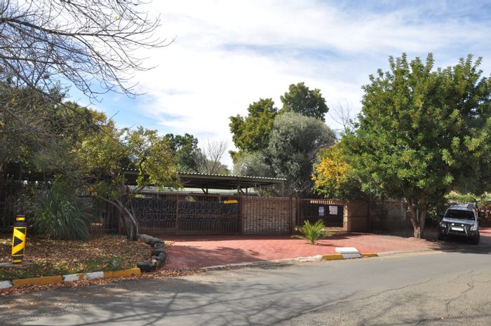 For Sale: House in Universitas with 3 bedrooms, flatlets, pool, and braai area.