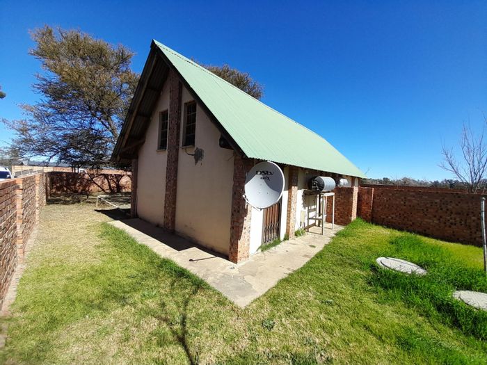 Townhouse for Sale in Kellys View: 1 bed, garden space, rental income potential.