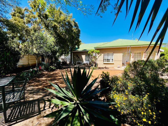 Westdene Duet For Sale: 3 Bedrooms, spacious yard, domestic room, close to amenities.