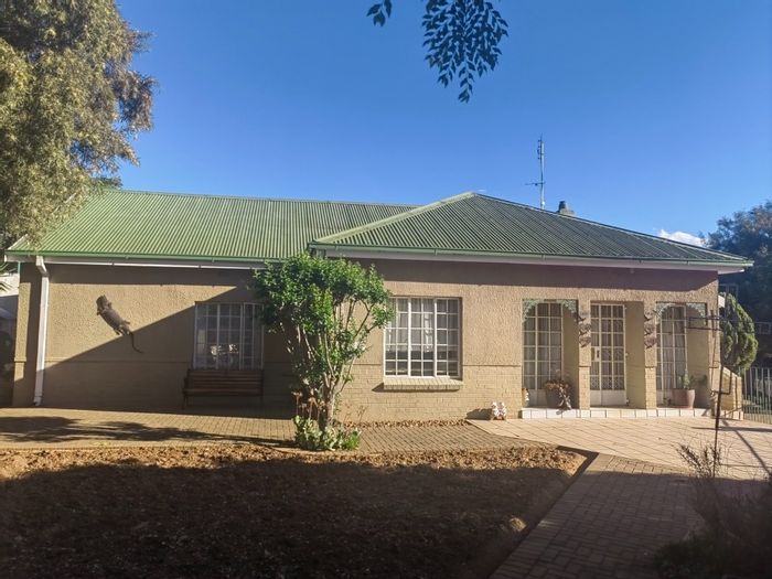 For Sale: House in Dan Pienaar with 3 bedrooms, large yard, and domestic room.