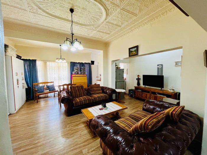 Westdene Duet For Sale: 3 Bedrooms, spacious living, pet-friendly garden, ample parking.