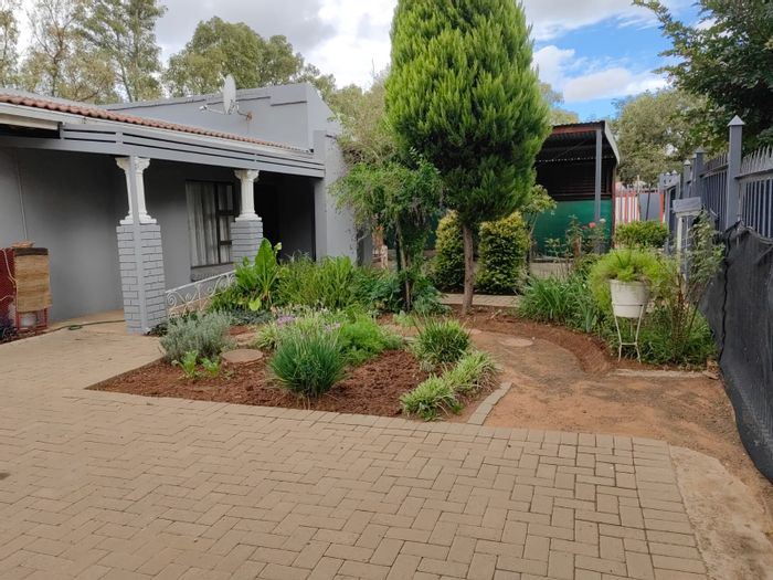 Ehrlich Park House For Sale: 3 beds, 2 baths, garage, spacious backyard oasis.