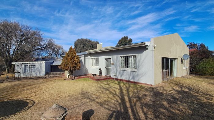 For Sale: House in Tweespruit with 3 bedrooms and 2 income-generating flatlets.