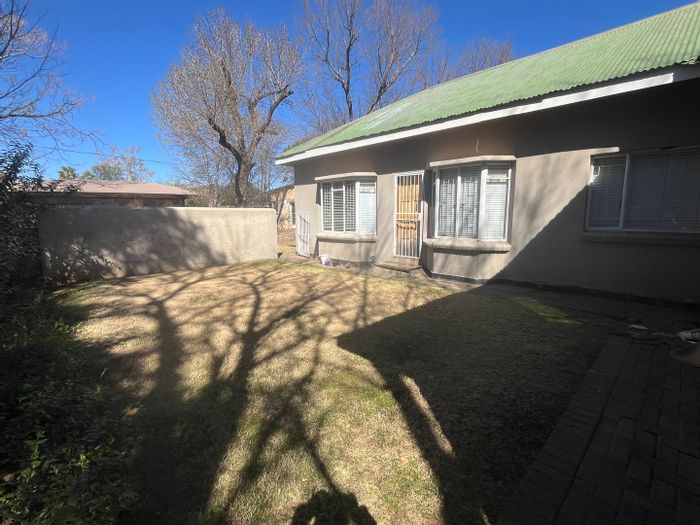 For Sale: Spacious 7-bedroom house in Park West, ideal for families or students.