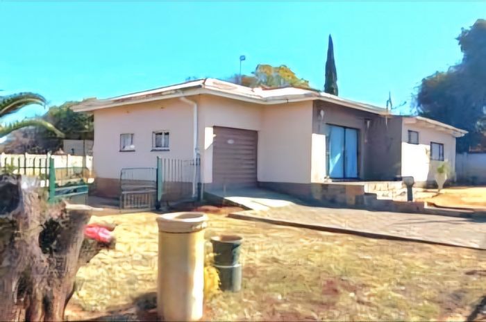 For Sale: House in Brandfort Central with 2 beds, study, garden, and water tank.
