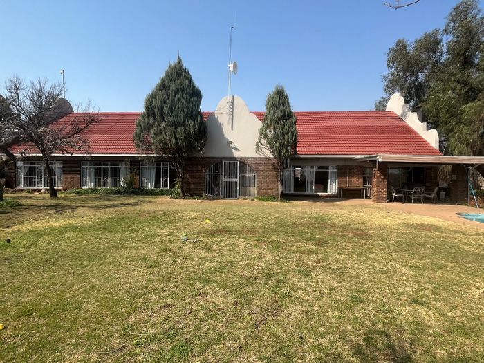 Roodewal Small Holding For Sale: 5 Bedrooms, Solar Power, Borehole, 4 Garages.