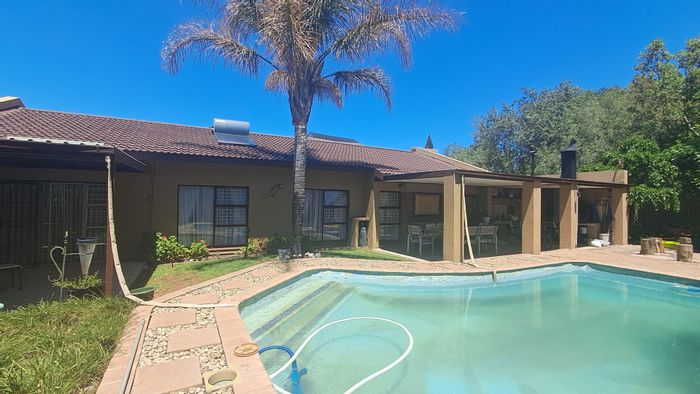 For Sale: House in Pellissier with pool, braai area, and ample parking.