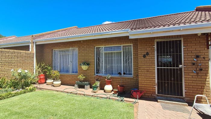 2 Bedroom Townhouse in Brandfort Central For Sale with Garage and Yard Access.