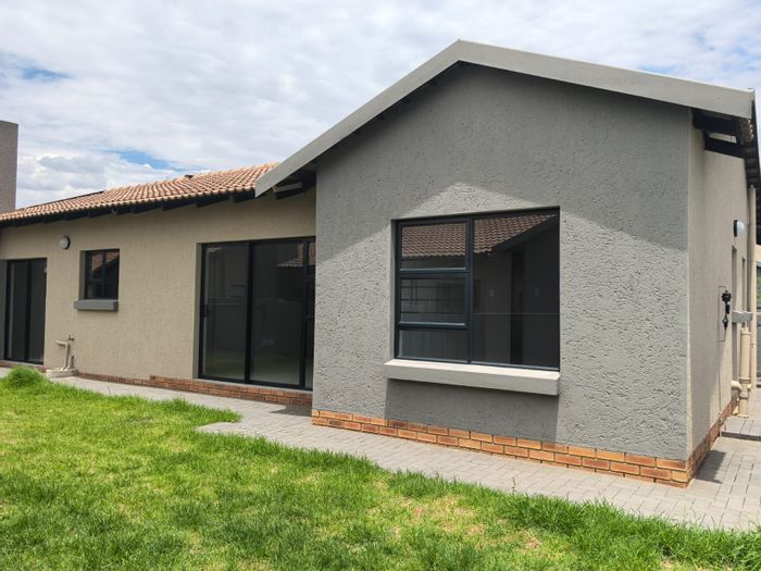 Heuwelsig Townhouse For Sale: 3 beds, 2 baths, secure living, customizable options.