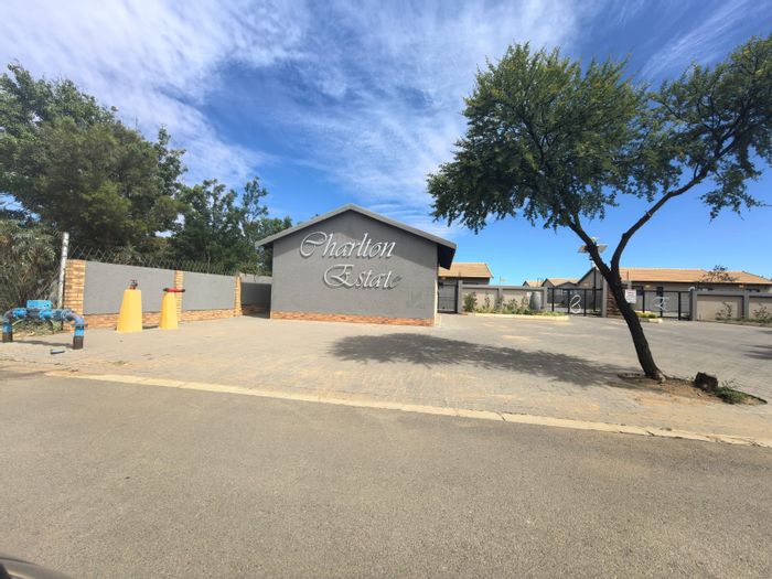 Heuwelsig House For Sale: 2 Bedrooms, secure living, customizable interiors, ample parking.
