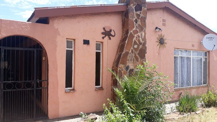 For Sale: House in Ashbury with 3 bedrooms, braai area, and prepaid electricity.