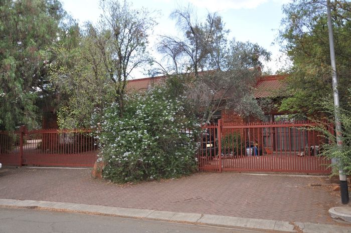 Pellissier House For Sale: 4 bedrooms, flats for rental income, spacious backyard.