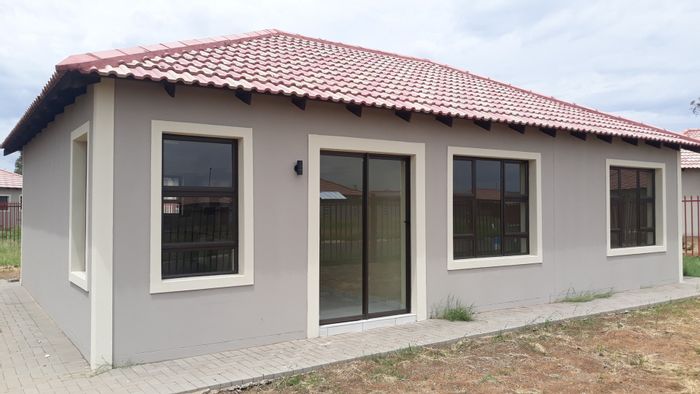 For Sale: House in Grasslands with 3 bedrooms, parking for 2, no transfer fees.