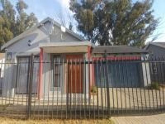 Heidedal House For Sale: 3 Bedrooms, Open Plan Living, Double Garage, Garden.