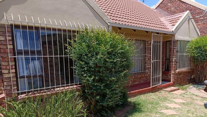 For Sale: 3-Bedroom Townhouse in Langenhovenpark with garden and double garage.