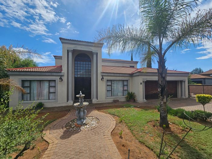 For Sale: House in Woodland Hills Wildlife Estate with 4 beds, flatlet, and braai.
