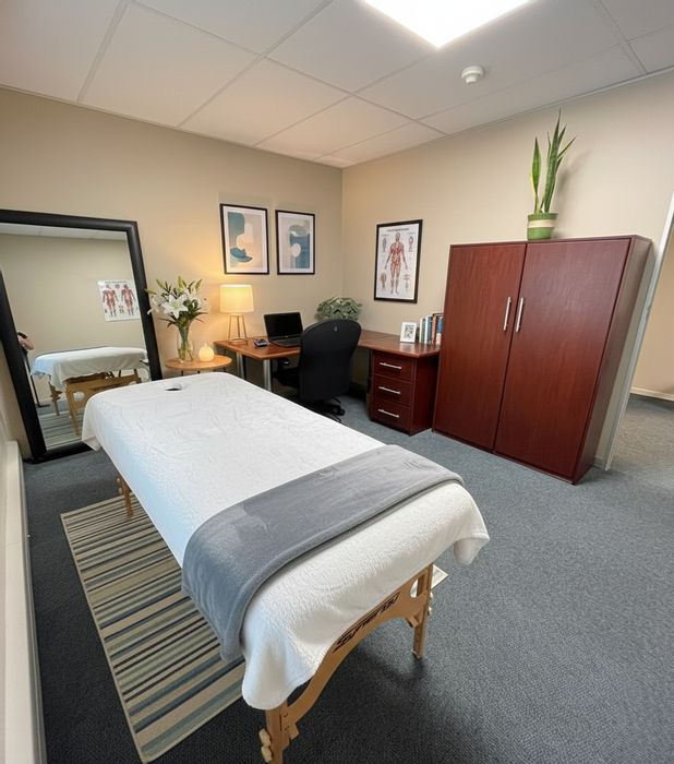 Claremont Commercial Office To Rent: Ideal for healthcare, shared amenities, prime location.