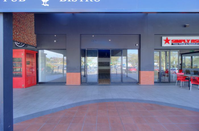 Retail space to rent in Bromhof with 198m² interior and 23m² patio.