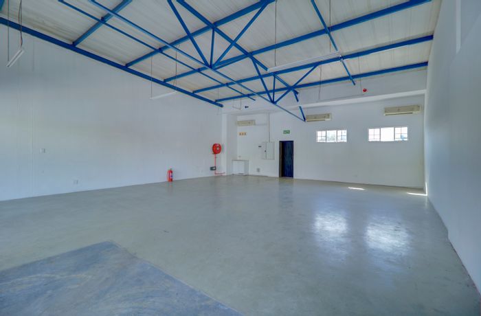 Retail space to rent in Bromhof, above Woolworths, 152 m² available.