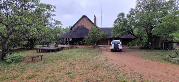 For Sale: House in Beestekraal AH with cottage, solar power, and wildlife access.