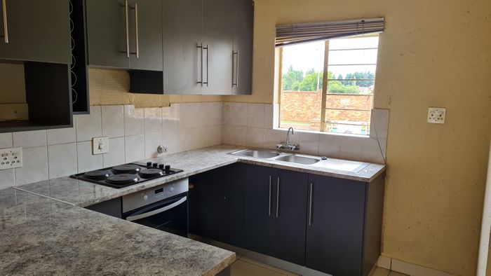 Ground floor 1.5 bedroom apartment in secure Kenleaf complex, available to rent.