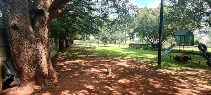 2 Bedroom Apartment To Rent in Welgedacht with fireplace and pet-friendly options.