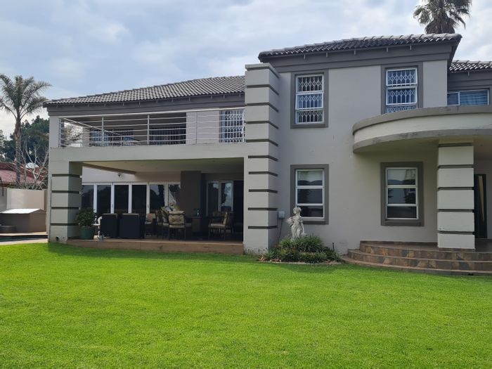 For Sale: House in Sonneveld with 3 bedrooms, spacious garden, and open-plan living.