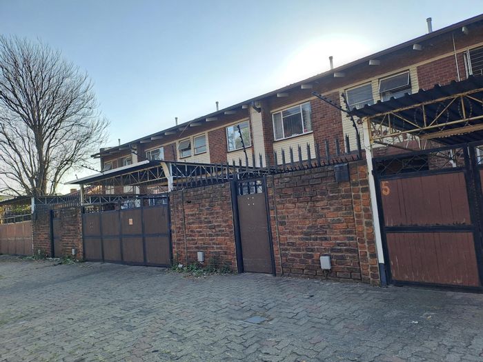 Two-bedroom townhouse in Brakpan Central with garden, carport, and pet-friendly policy.