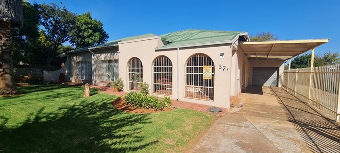 Spacious 3-bedroom house in Dalview with workshops and ample parking for sale.