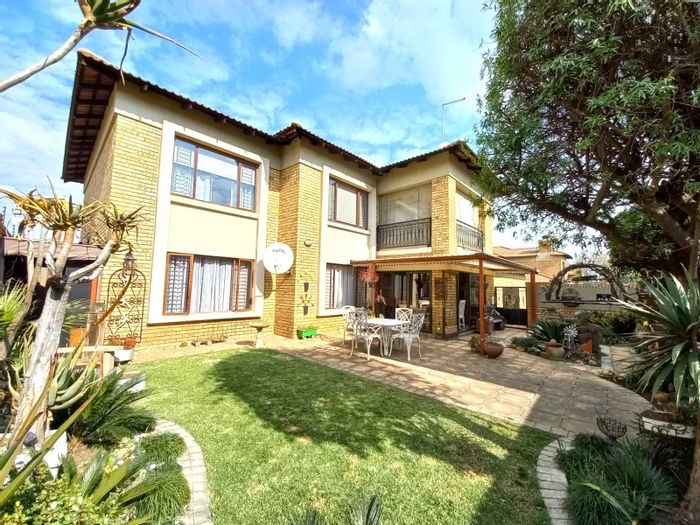 Sonneveld Cluster For Sale: 3 Bedrooms, Private Garden, Entertainment Patio, Secure Parking.
