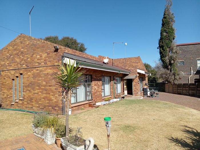 Ferryvale House For Sale: 3 beds, pool, lapa, borehole, security features.