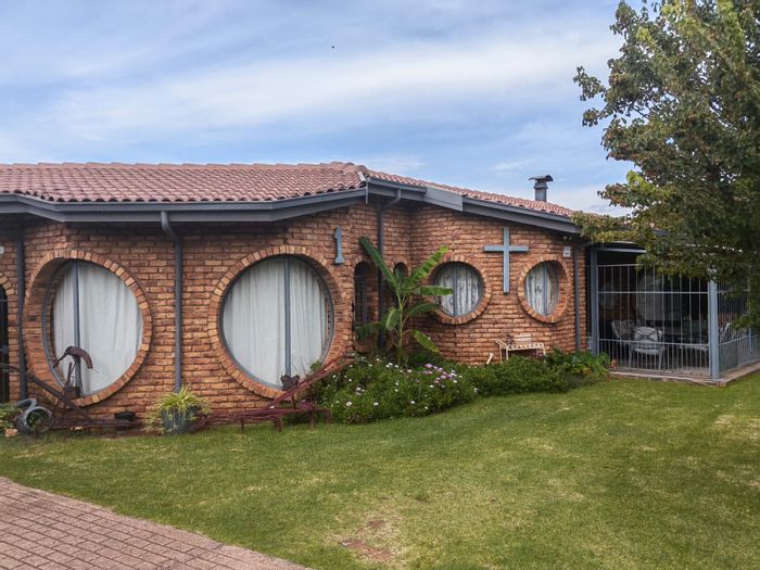 Unique circular house in Visagie Park, 5 bedrooms, pet-friendly, for sale.
