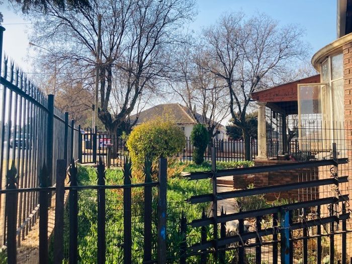 3 Bedroom House in Anzac For Sale: Spacious, secure, near schools and amenities.