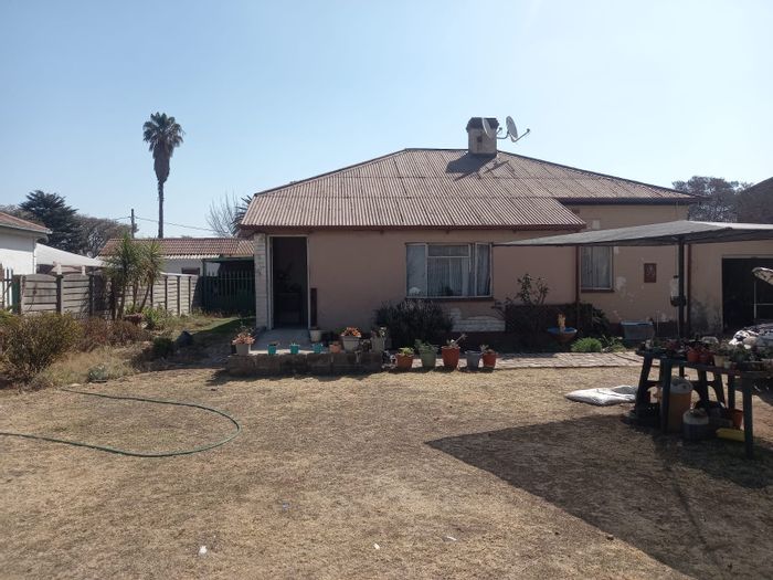 Modder East House For Sale: 3 Bedrooms, Private Backyard, Investment Opportunity.
